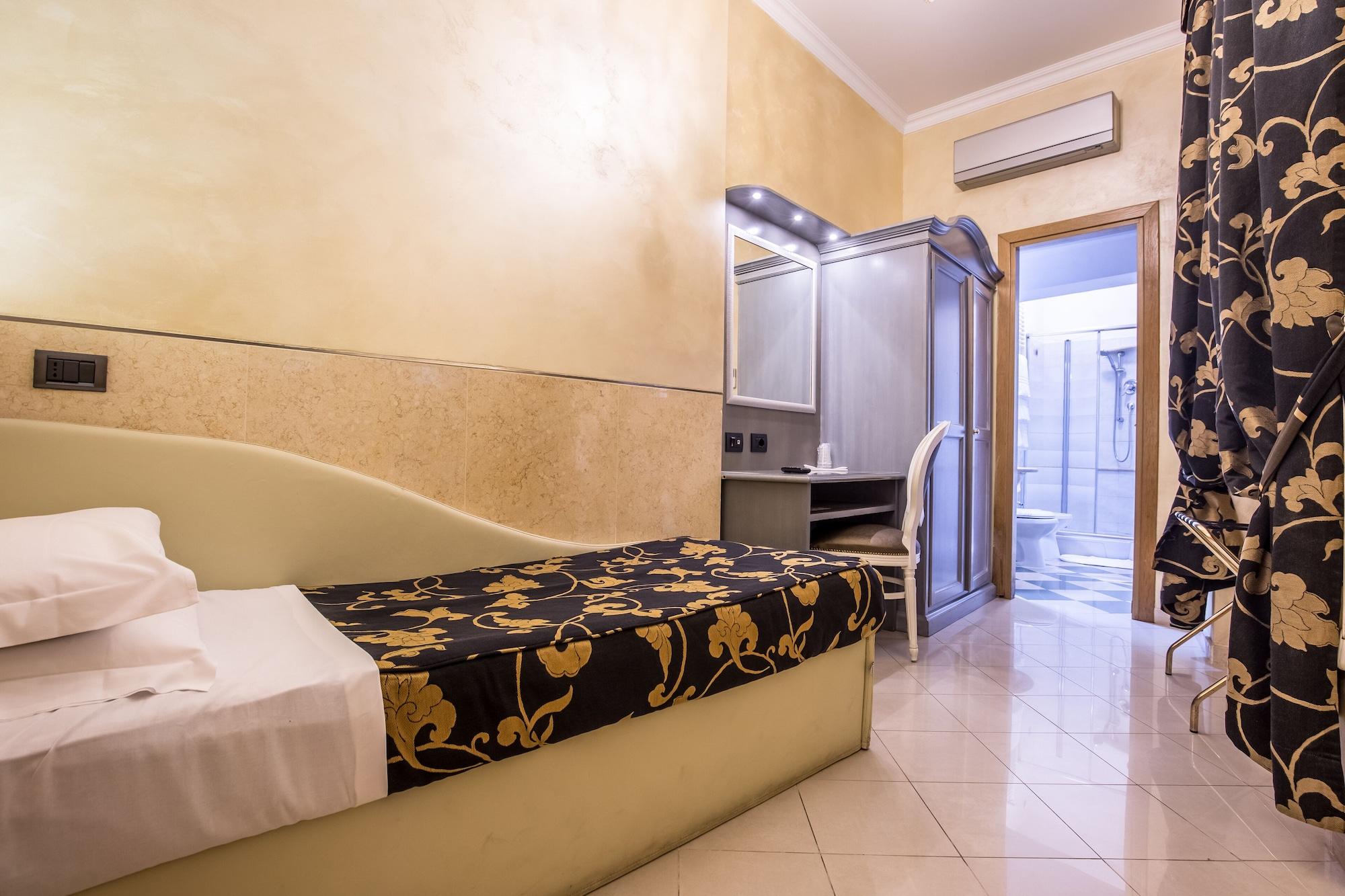 Fellini A Fontana Di Trevi Hotel Rome