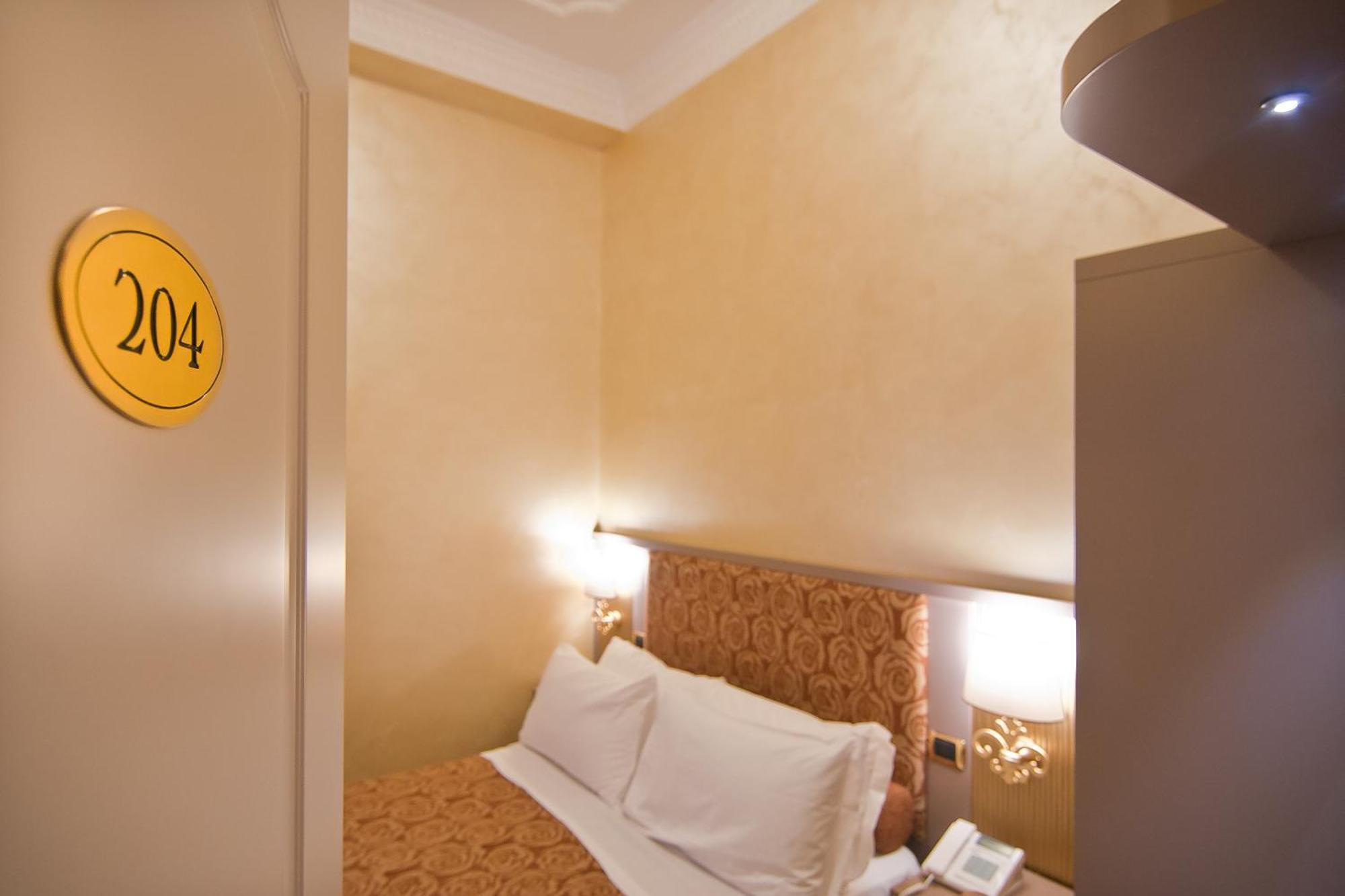 Hotel Fellini A Fontana Di Trevi Rome
