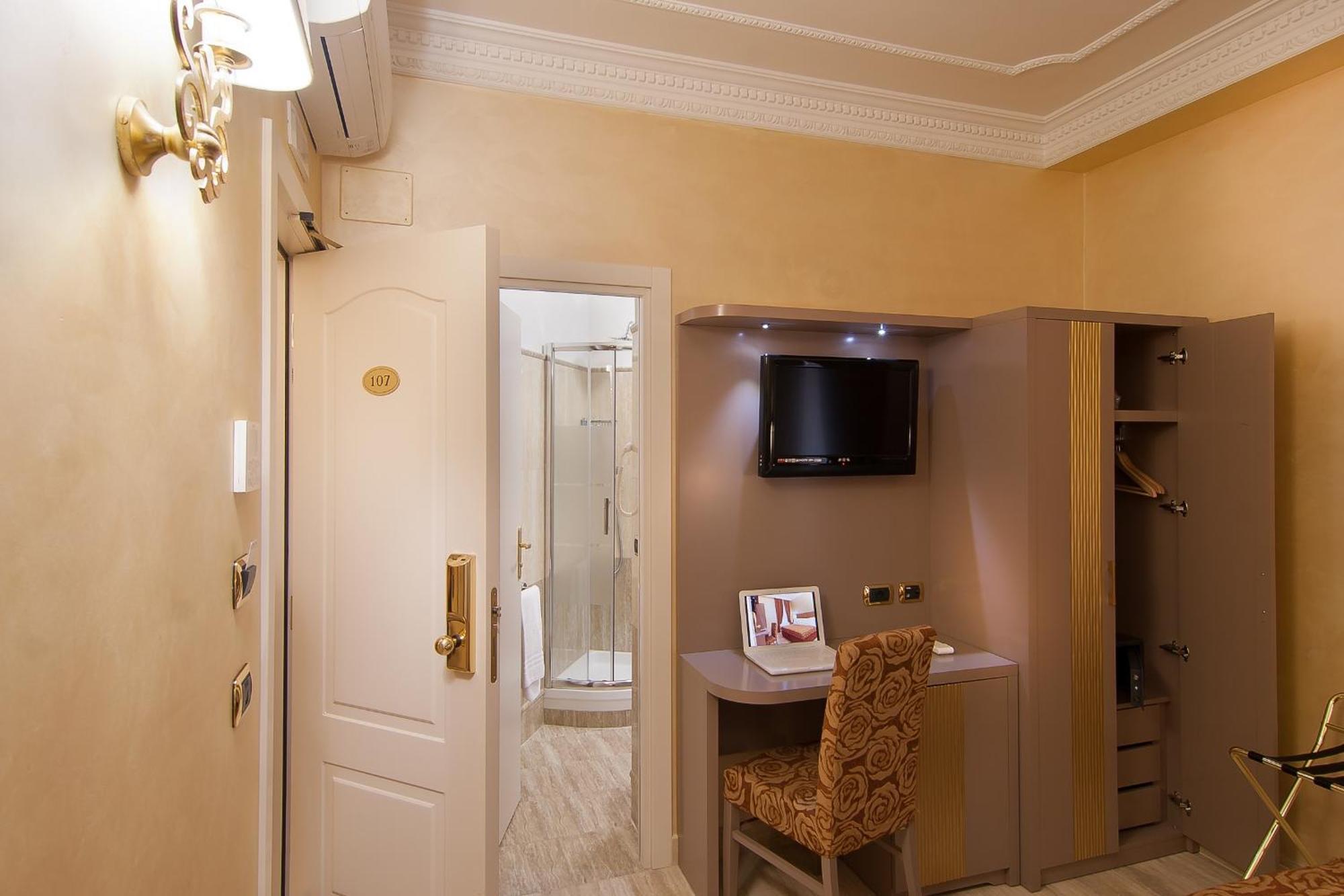 Hotel Fellini A Fontana Di Trevi Rome